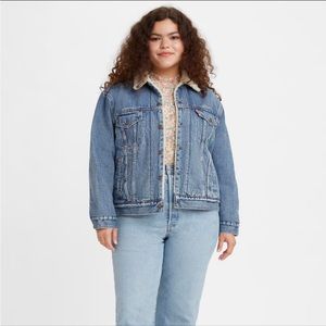 NWT Levi’s Women’s Ex-Boyfriend Sherpa Trucker Jacket Medium Wash Size XL